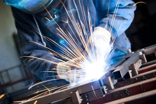Schweißer mit Funkenflug

