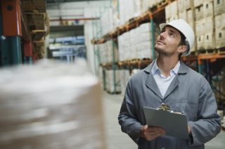 Mitarbeiter im Lager mit Clipboard

