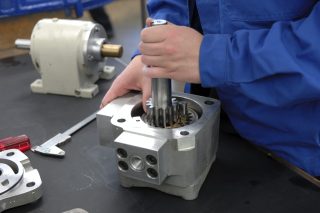 Händewerkzeug am Maschinenbauteil

