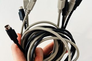 Eine Person hält eine Gruppe von Kabeln in der Hand.